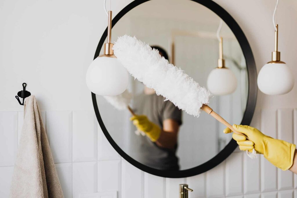 Cleaner dusting light fixtures